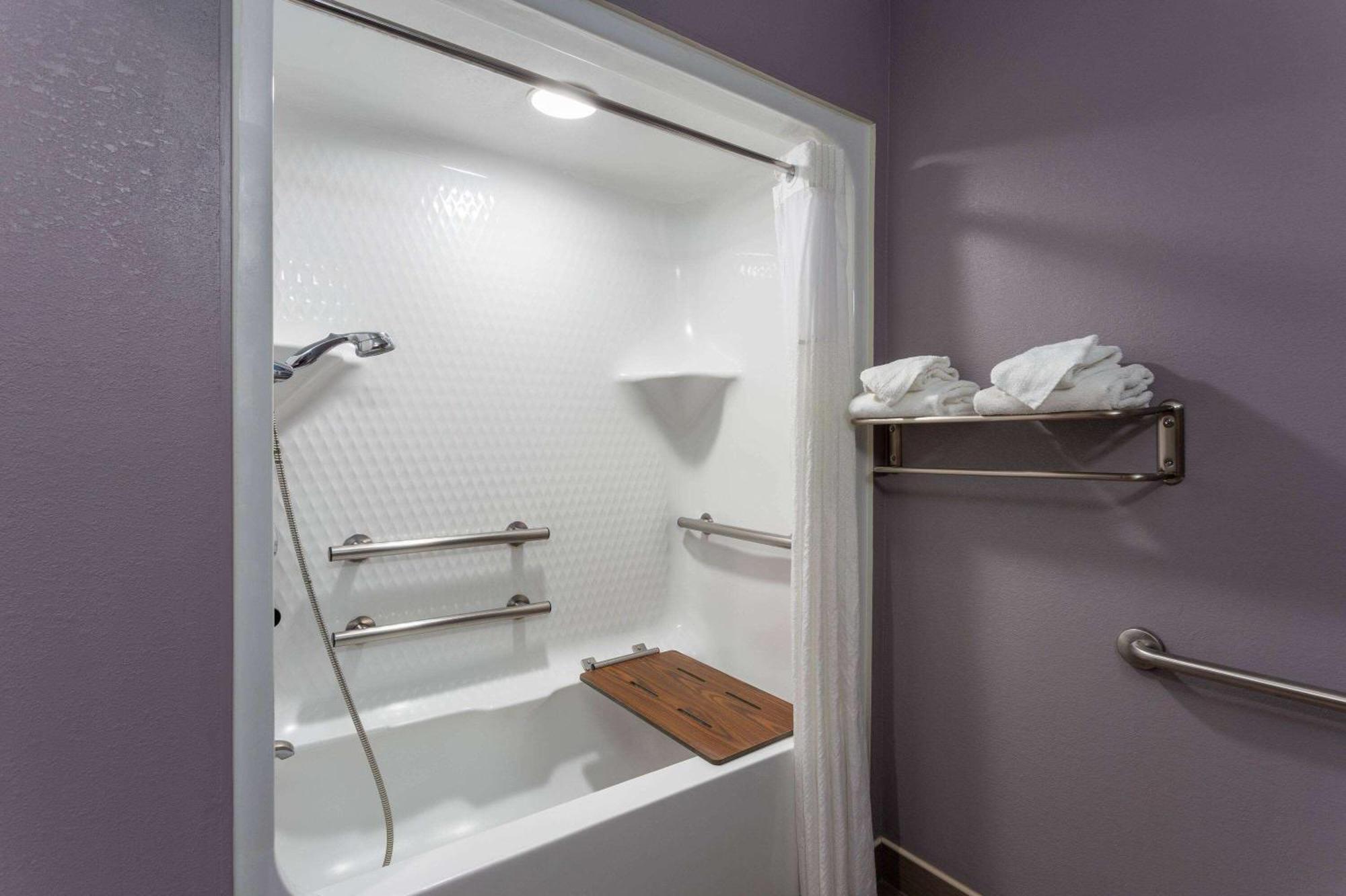 Microtel Inn & Suites By Wyndham Bethel/Danbury Buitenkant foto